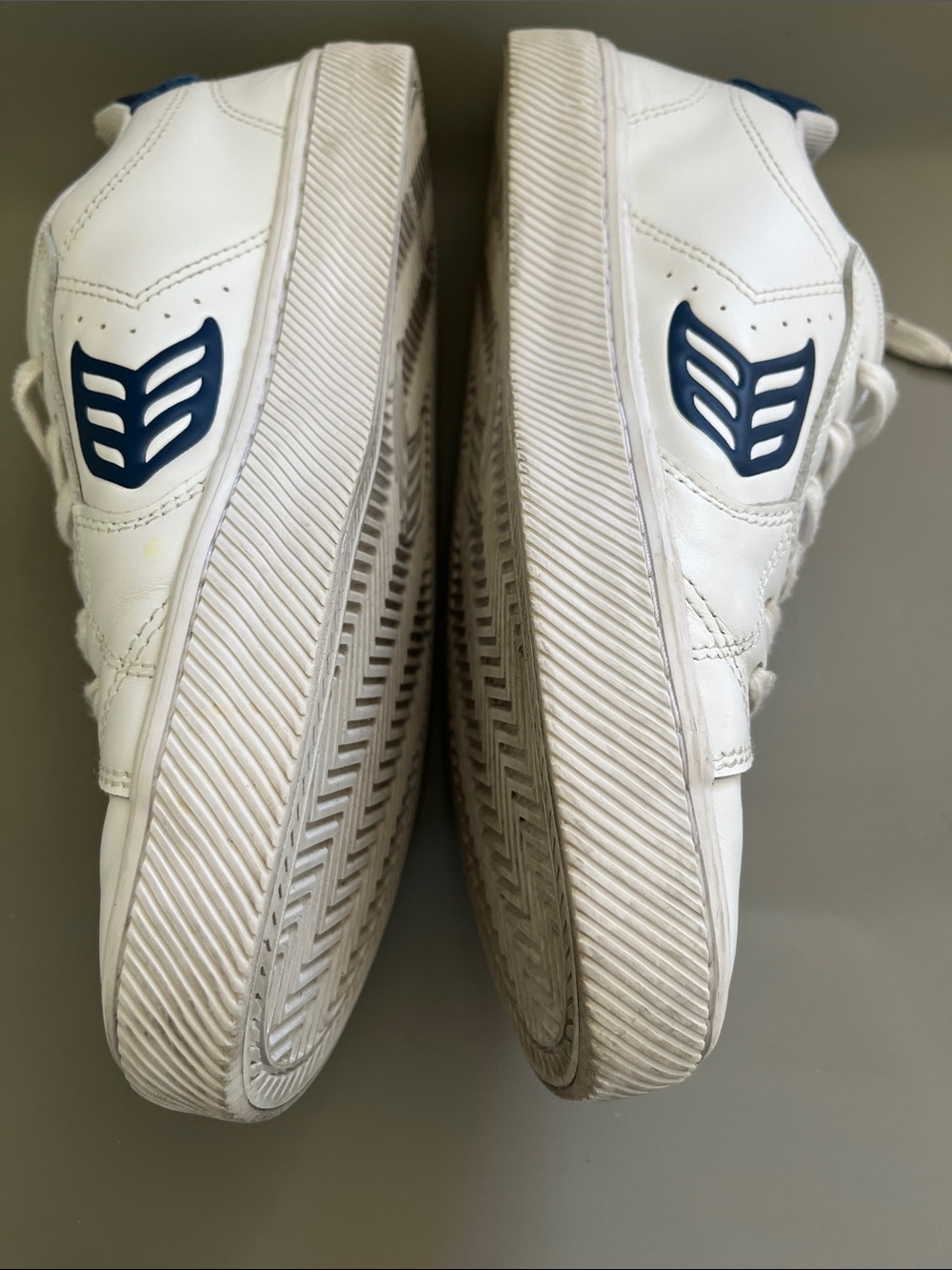 Women’s 8.5/Men’s 7 Cariuma Salvas White Sneakers with Navy Details - Picture 6 of 7